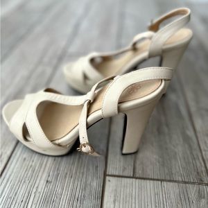 Very elegant heel  shoes for party in beige color